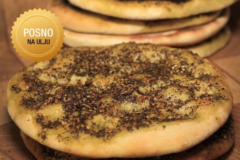 STARINSKA POGAČA KOJA IZNENAĐUJE VEĆ PRI SEČENJU: Luk, kim i testo koje se pamti