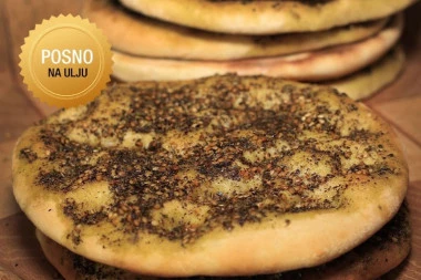 STARINSKA POGAČA KOJA IZNENAĐUJE VEĆ PRI SEČENJU: Luk, kim i testo koje se pamti