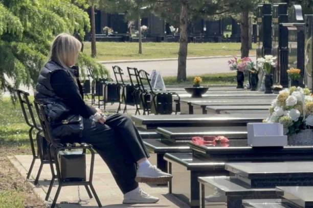 SCENA SUZANE JOVANOVIĆ NA SALETOVOM GROBU RAZARA DUŠU: Poručila je samo jedno na dan njegovog rođendana! (VIDEO)
