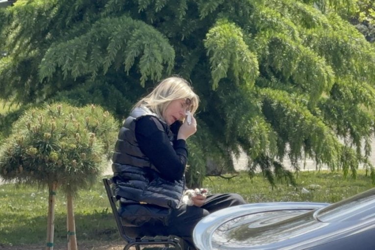 Suzana Jovanović na grobu Saše Popovića