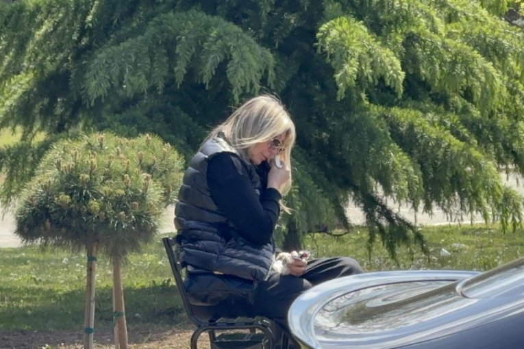 Suzana Jovanović na grobu Saše Popovića