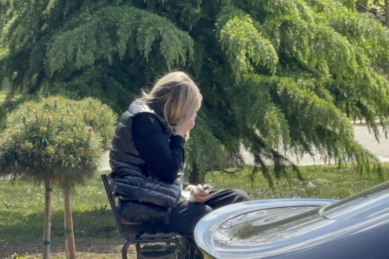 Suzana Jovanović na grobu Saše Popovića