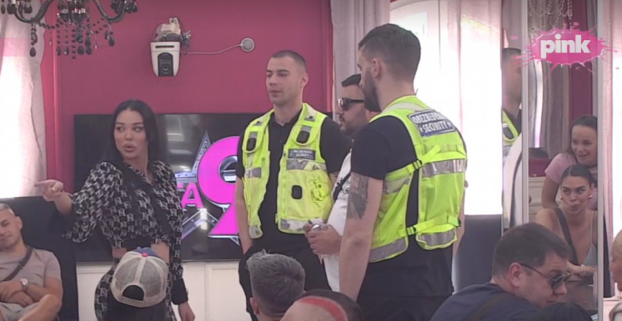 PREKID PORGRAMA! MAJA UDARILA ASMINA, PA DOBILA KORPU! Obezbeđenje ULETETO u Belu kuću! (VIDEO)