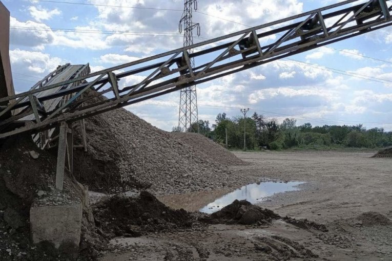 KOPAO BEZ DOZVOLE PESAK I ŠLJUNAK, NAPRAVIO HAOS U PRIOBALJU DRINE I JADRA! Uhapšen muškarac iz Loznice! (FOTO)
