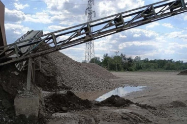 KOPAO BEZ DOZVOLE PESAK I ŠLJUNAK, NAPRAVIO HAOS U PRIOBALJU DRINE I JADRA! Uhapšen muškarac iz Loznice! (FOTO)