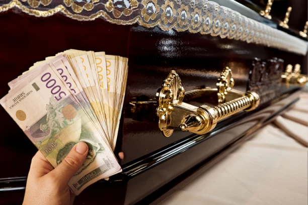 ODLAZE NA ONAJ SVET KAO FARAONI! I sanduk sarkofag od preko 3.000 evra ima svoje kupce - SMRT POSTALA LUKSUZ!