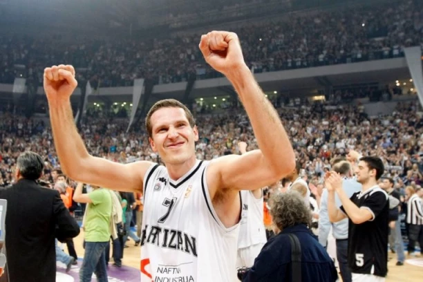 DAN KAD JE VREME STALO! KECMAAAAN! IDE TROJKA! Tačno 16 godina od koša kojim je Partizan utišao Zagreb! (VIDEO)