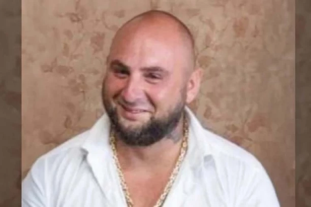 POLICIJA TRAGA ZA OVIM MUŠKARCEM! Sinoć ranio dvojicu braće, pa pobegao - više puta osuđivan, nedavno ranjen u Starom gradu! (FOTO)