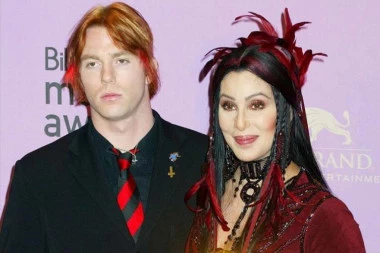 PEVAČICA STRAHUJE ZA SINA U PETOJ DECENIJI - Potrošio novac na drogu, pa završio u mentalnoj ustanovi!