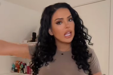 INFLUENSERKU PREGAZILA I UBILA TAKMIČARKA "X FAKTORA" NAKON BRUTALNE TUČE - Uznemirujući snimak LEDI KRV U ŽILAMA! (VIDEO)