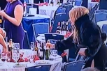 VINO VAŽNIJE OD ŽIVOTA! Dok hotelom odjekuju pucnji, a Trampa obaraju na pod, ONE PRAVE SELFIJE I NOSE FLAŠE SA STOLOVA (VIDEO)