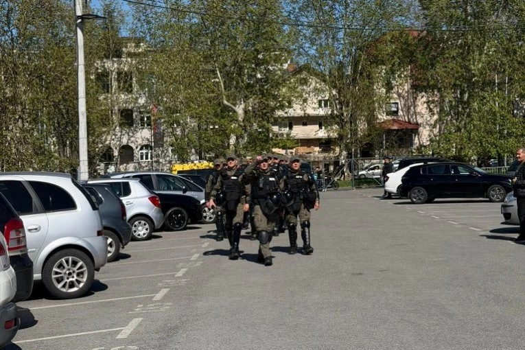 NIKAD VIŠE POLICIJE! Nema igla gde da padne (VIDEO)