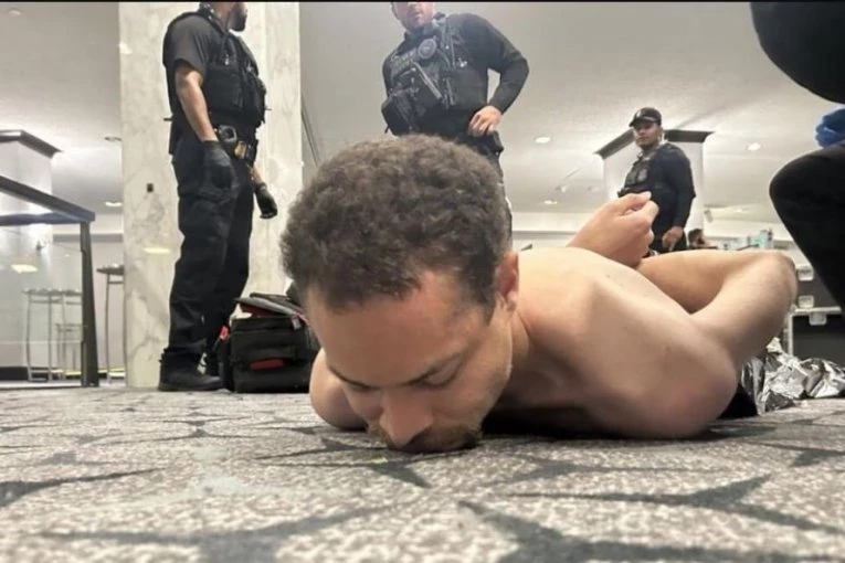 CRNA KOŠULJA, CRVENA KRAVATA I PIŠTOLJ: Pogledajte šta je radio napadač na Trampa nekoliko minuta pre haosa u hotelu! (FOTO)