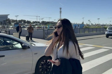 STOJKE POSLAO OBEZBEĐENJE KOD KAĆE ŽIVKOVIĆ! Muškarcu SA DEBELIM KRIMINALNIM DOSIJEOM ranije pucali u glavu, sada štiti pevačicu! (VIDEO)