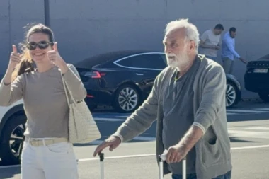 DRŽI JE KAO MALO VODE NA DLANU! Lazar Ristovski i Anica uhvaćeni na aerodromu, GLUMICA U NIKAD OPUŠTENIJEM IZDANJU! (VIDEO, GALERIJA)