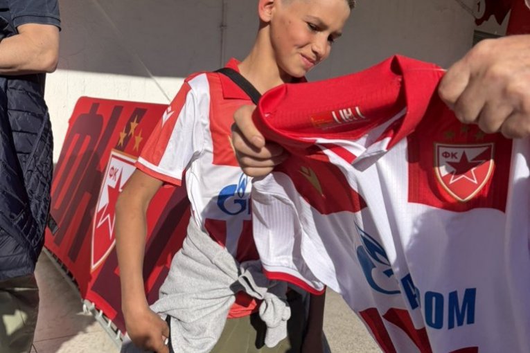 Dušan je od Republike, Sportissima, Srpskog telegrafa i Crvene zvezde na poklon dobio dres kapitena Zvezde