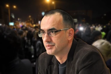 MA, DA LI JE MOGUĆE? Separatista Dinko Gruhonjić po svaku cenu maltretira NAROD u Novom Sadu! (VIDEO)