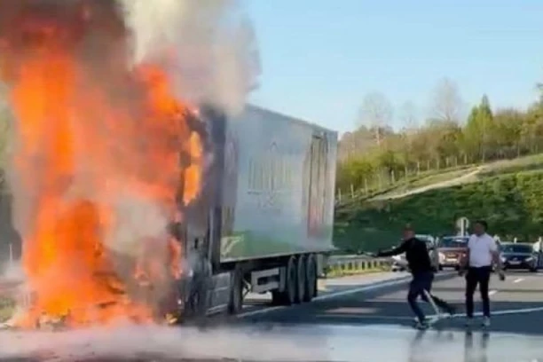 BUKTINJA NA AUTO-PUTU! Vatra guta kamion, automobili stoje! (VIDEO)