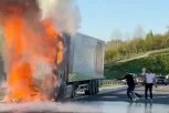 BUKTINJA NA AUTO-PUTU! Vatra guta kamion, automobili stoje! (VIDEO)