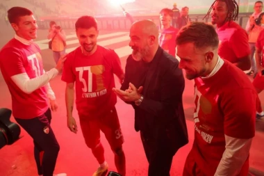 EMOTIVNO NA MARAKANI! Njemu je Stanković prvom skočio u zagrljaj posle titule! (VIDEO)