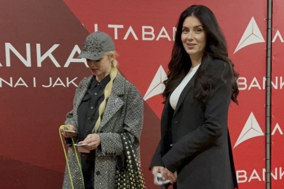 POKUŠALA DA SE SAKRIJE ISPOD KAČKETA! Evo gde smo uhvatili našu slavnu glumicu koja je zavela Filipa Živojinovića i Kristijana Ronalda! (VIDEO)