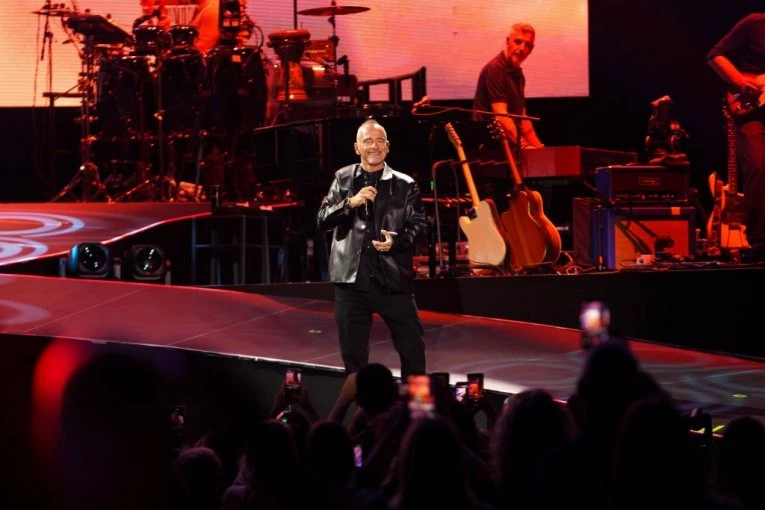 EROSA RAMACOTIJA SALETELE OBOŽAVATEJKE, ODMAH PROGOVORIO NA SRPSKOM! Šuškalo se da ga je zavela naša lepotica zbog koje je "OLADIO" MONIKU BELUČI! (VIDEO)