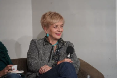 SVAKO JE NEKO, ALI NIKO NIJE NIKO: Poznata spisateljica kroz upečatljiv humor okončala potragu za srećnim mestom