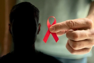 SLAVNI GLUMAC IMA HIV: Potresna ispovest ledi krv u žilama!