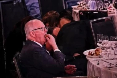 "MA, KOJA PUCAČINA, KOJI TRAMP": Reakcija gospodina koji DOK LETE MECI oko njega JEDE U SALI zapalila mreže! (VIDEO)