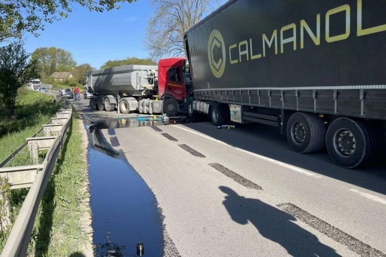 JEDAN TEŠKO POVREĐEN! Poznato stanje vozača kamiona koji su se sudarili kod Aranđelovca - SAOBRAĆAJ U KOLAPSU! (FOTO)