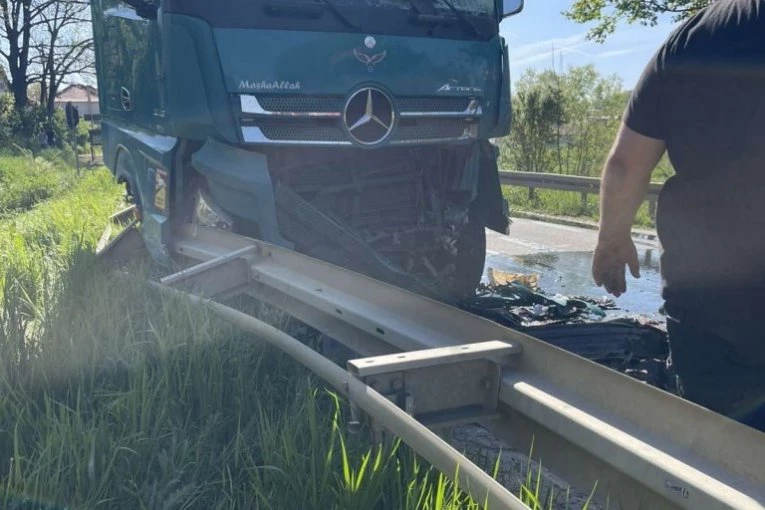 CRNI BILANS STRAVIČNOG UDESA: Minibus se sudario s kamionom, 22 OSOBE POGINULE! (VIDEO)
