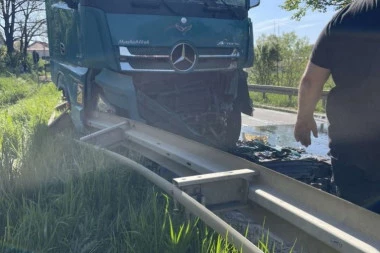 CRNI BILANS STRAVIČNOG UDESA: Minibus se sudario s kamionom, 22 OSOBE POGINULE! (VIDEO)