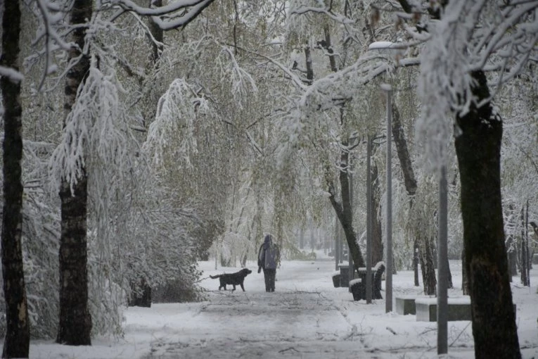NEMA NAM SPASA, SVE JE OTIŠLO DOĐAVOLA! Zapad i jug Evrope na +30 STEPENI, a u MOSKVI 12 CENTIMETARA SNEGA! Totalno ludilo (FOTO, VIDEO)