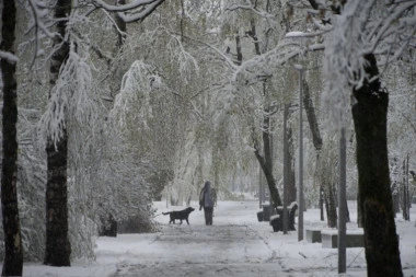 NEMA NAM SPASA, SVE JE OTIŠLO DOĐAVOLA! Zapad i jug Evrope na +30 STEPENI, a u MOSKVI 12 CENTIMETARA SNEGA! Totalno ludilo (FOTO, VIDEO)