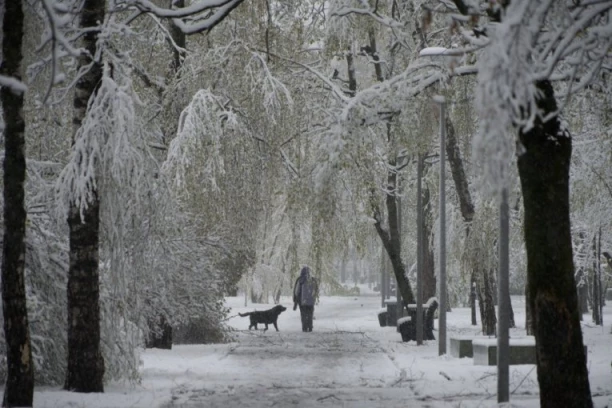 NEMA NAM SPASA, SVE JE OTIŠLO DOĐAVOLA! Zapad i jug Evrope na +30 STEPENI, a u MOSKVI 12 CENTIMETARA SNEGA! Totalno ludilo (FOTO, VIDEO)