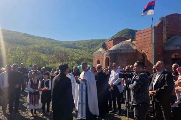 NIČU DVE NOVE SVETINJE: Mitropolit Atanasije obišao gradilišta koja menjaju duhovnu mapu mileševskog kraja