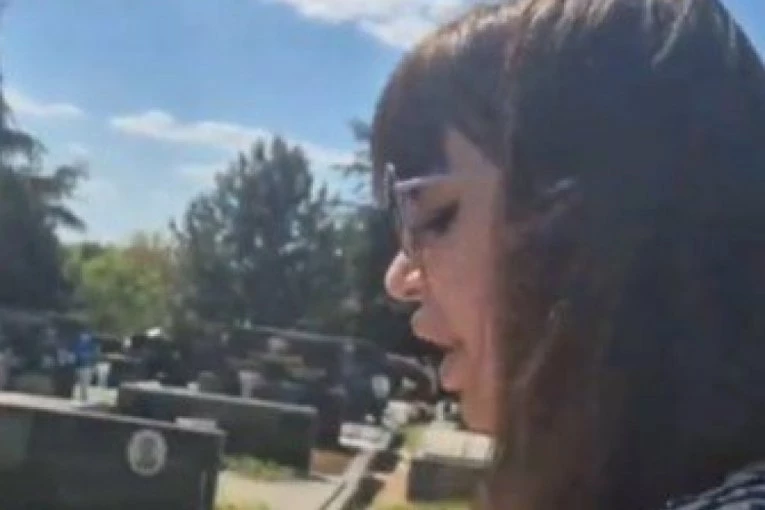 SKANDALČINA NA GROBLJU U NIŠU! Miljana Kulić rida nad grobom svoje bake, Marija POBESNELA - NE UZNEMIRAVAJ MI MRTVU MAJKU! (VIDEO)
