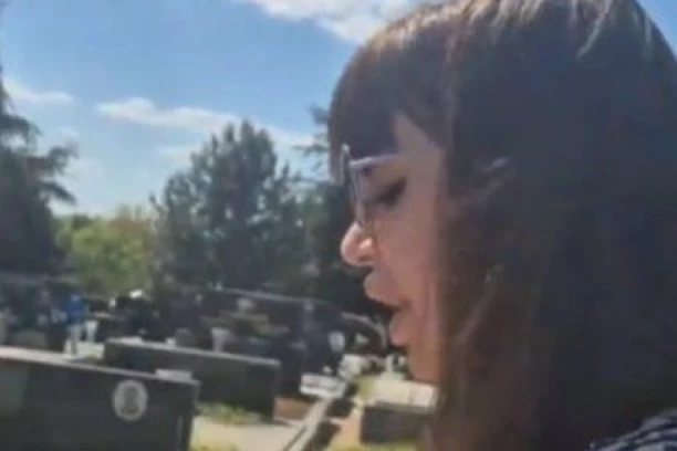 SKANDALČINA NA GROBLJU U NIŠU! Miljana Kulić rida nad grobom svoje bake, Marija POBESNELA - NE UZNEMIRAVAJ MI MRTVU MAJKU! (VIDEO)