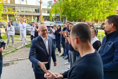 TOTALNI FIJASKO ŠAČICE BLOKADERA U VRBASU! Pogledajte kako su pokušali da miniraju sastanak i šta im je lider SNS poručio! Vučević pozdravljen GROMOGLASNIM APLAUZOM (VIDEO)