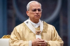 PAPA NOSI NAJK PATIKE! Snimak iz Vatikana zapalio mreže (FOTO)