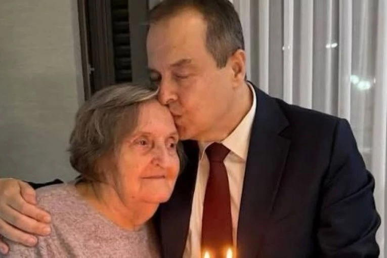 "MAJKA MI JE U BOLNICI, TETKA NAS JE NAPUSTILA"! Ministar Dačić se oglasio potresnom porukom - U TEŠKIM VREMENIMA SE POKAZUJE KO JE KO! (FOTO)