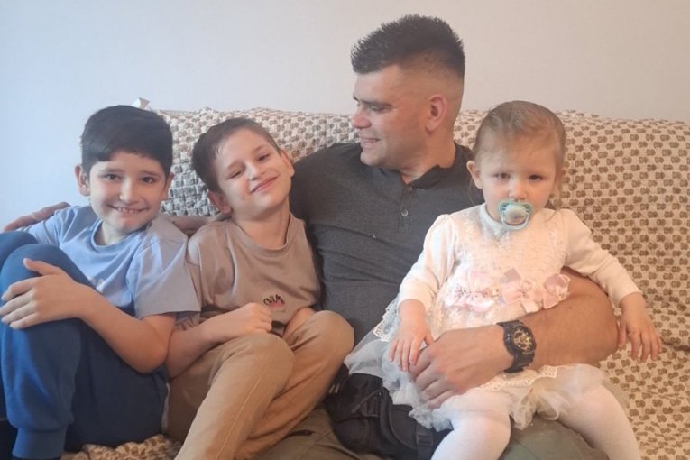 Mali Vuk sa tatom i bratom i sestrom