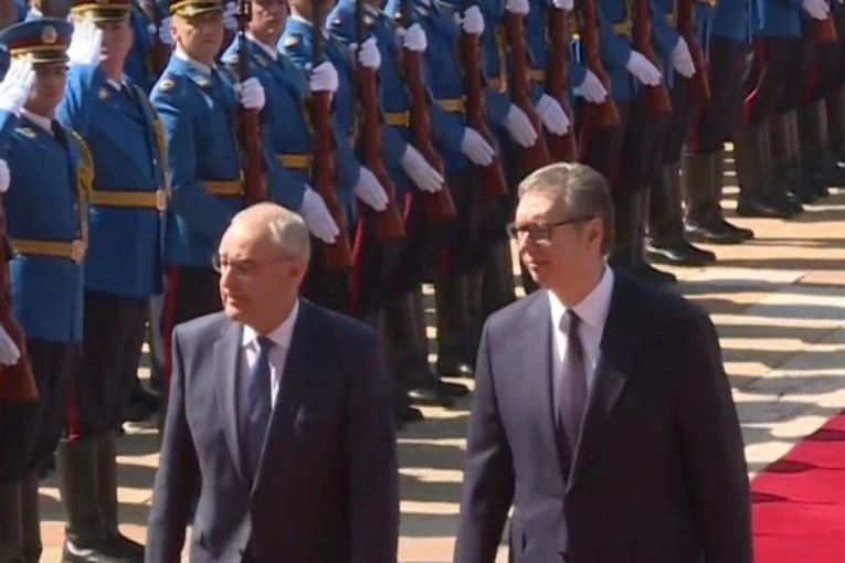 SVEČANI DOČEK ISPRED PALATE SRBIJA: Uz Gardu, himnu i crveni tepih sledi istorijska poseta - prva posle 18 godina!