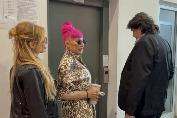 ZORICU BRUNCLIK IZVELI IZ KOMBIJA, KEMIŠ ZANEMEO ZBOG PITANJA O NJOJ: Pevačica morala sve da objasni umesto nje! (VIDEO)