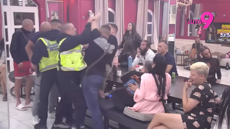 UDARIO MU ŠAMAR PREKO SVIH TAKMIČARA! Novi snimci pomahnitalog Bore Santane BEZ CENZURE, samo za punoletne! (VIDEO, GALERIJA)