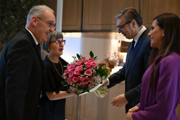 "OSIM ŠTO JE DOBAR PREDSEDNIK I ČOVEK, VOLI I VINO"! Vučić ugostio predsednika Švajcarske Parmelana na večeri - TU SU I PRVE DAME OBE DRŽAVE! (FOTO)