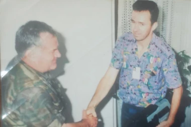 POZNATI NOVINAR PODELIO FOTOGRAFIJU SA RATKOM MLADIĆEM I UĆUTKAO SVE! Za one koji mi drže predavanje o patriotizmu! (FOTO)