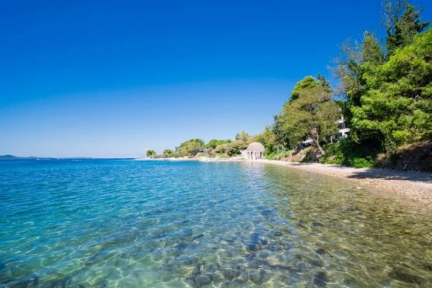 NEOČEKIVAN GOST NA PLAŽI! Turisti ostali u šoku kad su videli šta pliva u vodi! (FOTO)