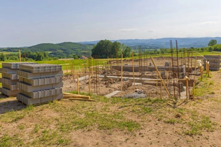 KOLIKO KOŠTA GRADNJA TEMELJA ZA KUĆU PO KVADRATU I KAKO GA NAPRAVITI?! Sve na jednom mestu!