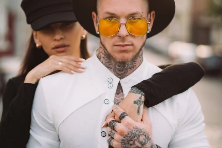 DA LI JEVREJIMA VERA ZABRANJUJE DA IMAJU PIRSING? Granica između tradicije i mode